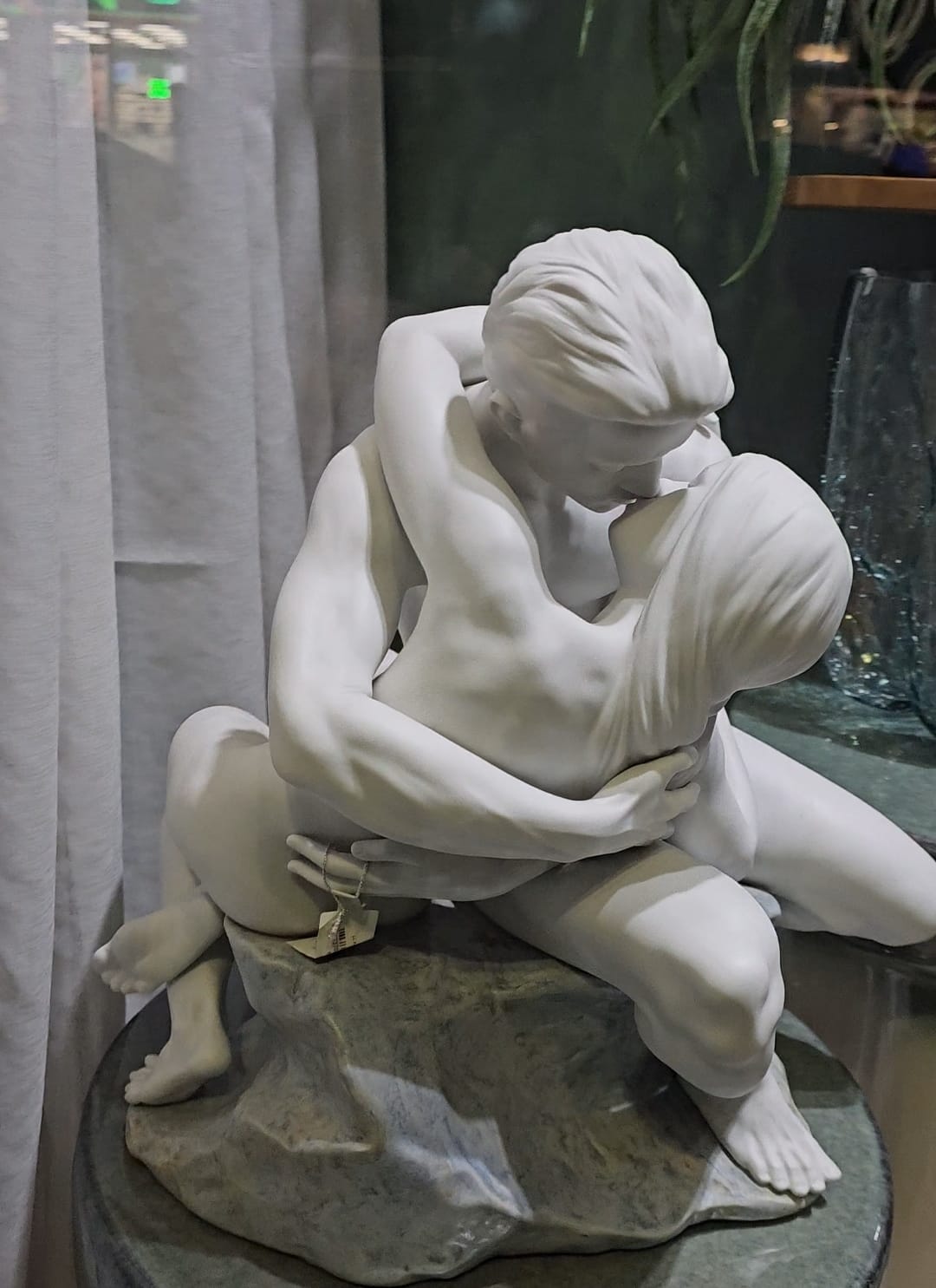 Ascuns in vazul tuturor